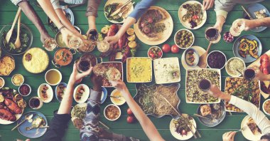 arkadaşlar büyük tablo için yemek