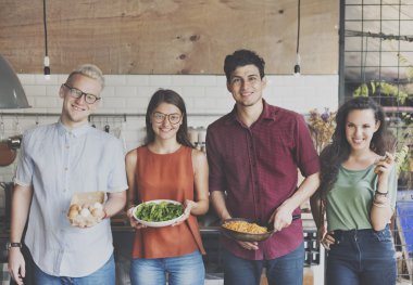 Mutfak pişirme arkadaşlar 