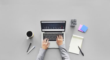 Laptop ile çalışma masası üzerinde