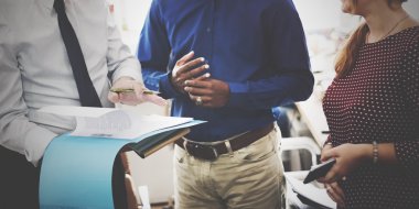 iş adamları tartışıyor 