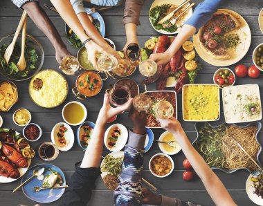 arkadaşlar büyük tablo için yemek