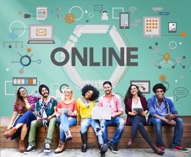 Öğrencilerin dijital cihazlar kullanarak, internet'te sörf, tartışmaya ve gülümseyen