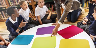 Kitaplığı'nda okuyan çocuk