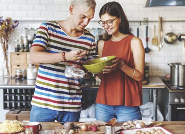 Çift birlikte yemek