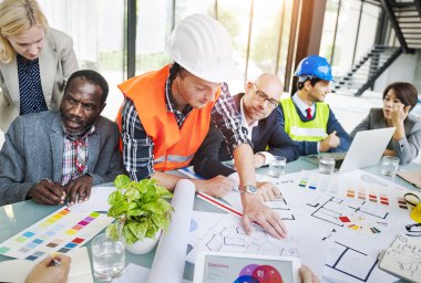 İş adamları projeyi tartışıyor