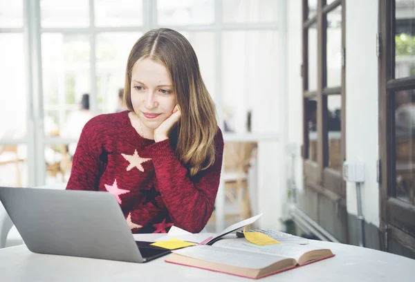 Studenten die online studeren — Stockfoto