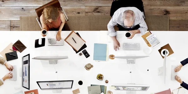 Empresários que trabalham em computadores — Fotografia de Stock