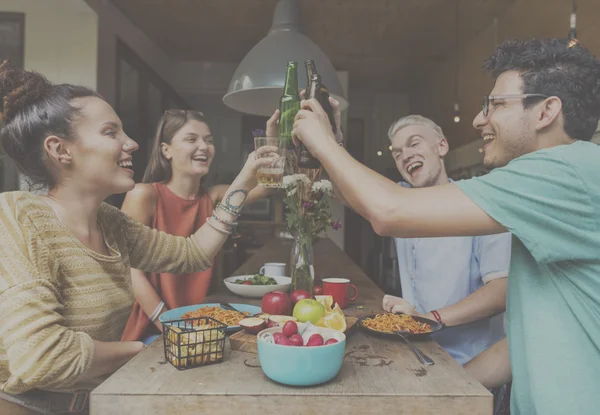 Vänner lycka på kök — Stockfoto