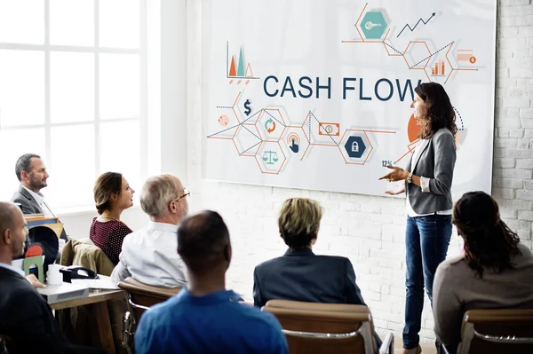 Uomini d'affari che discutono di cash flow — Foto Stock