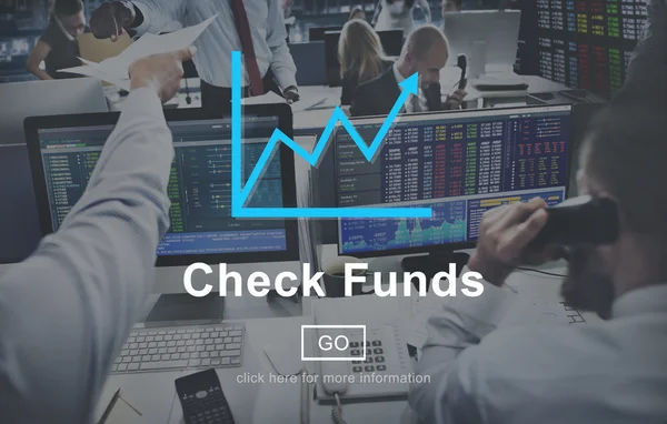 Empresários que trabalham e verificam fundos — Fotografia de Stock
