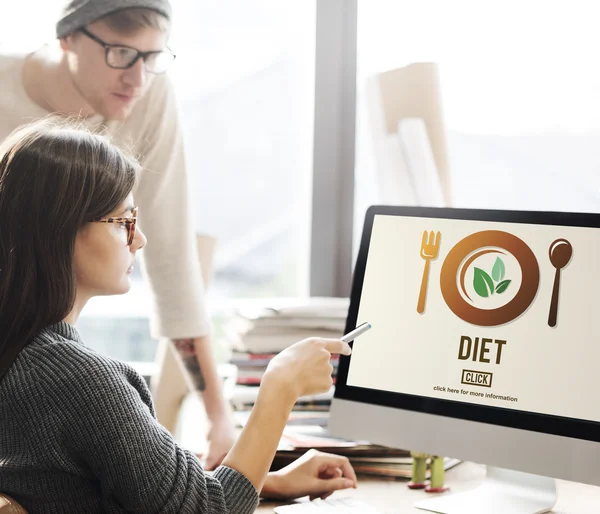 Mujer mostrando en monitor con dieta — Foto de Stock