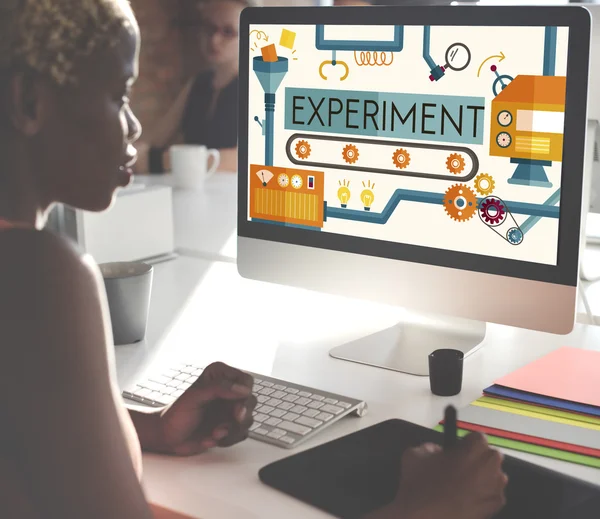 Experimenteren op monitor computer — Stockfoto