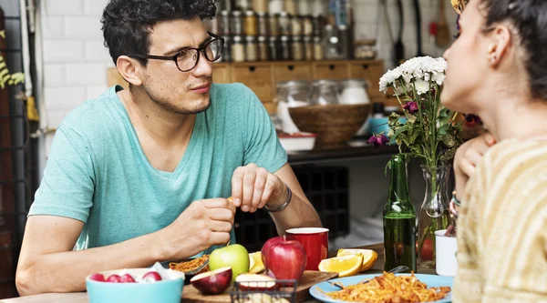 Casal Comer Alimentos — Fotografia de Stock