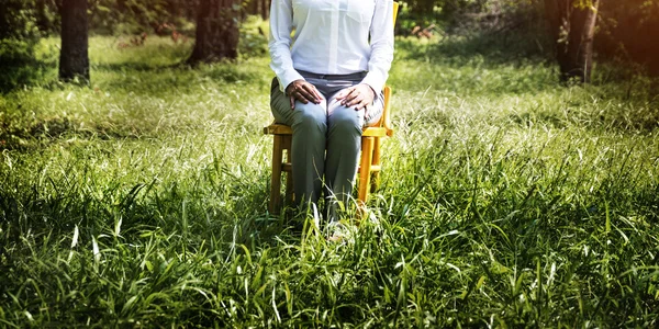 Mujer de negocios al aire libre sentado — Foto de Stock