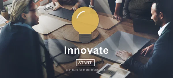 Imprenditori discutono innovare — Foto Stock