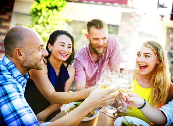 Gente feliz celebrando — Foto de Stock