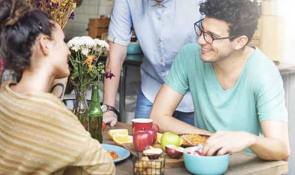 Friends together in kitchen — Stock Photo, Image