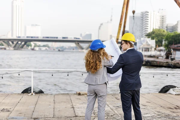 Ingenieros de hombre de negocios y mujer de negocios —  Fotos de Stock