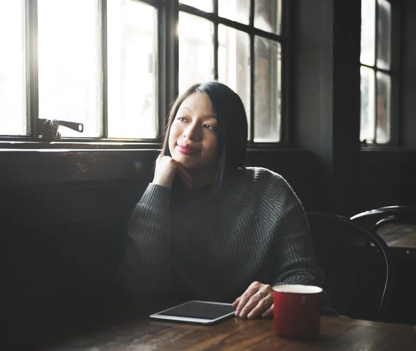 亚洲女人与数字设备 — 图库照片