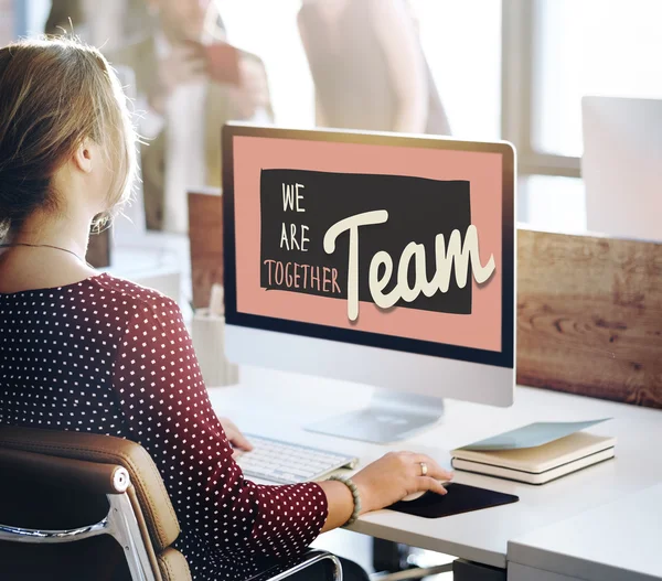 Computer mit Team am Monitor — Stockfoto