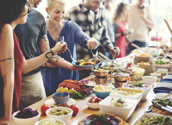 Personas con tazas y platos — Foto de Stock