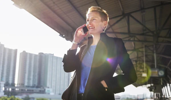 Donna d'affari che utilizza il telefono cellulare — Foto Stock