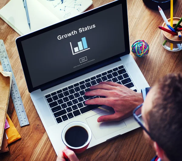 Man met laptop en groei Status — Stockfoto