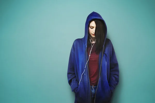 Hermosa mujer escuchando música —  Fotos de Stock