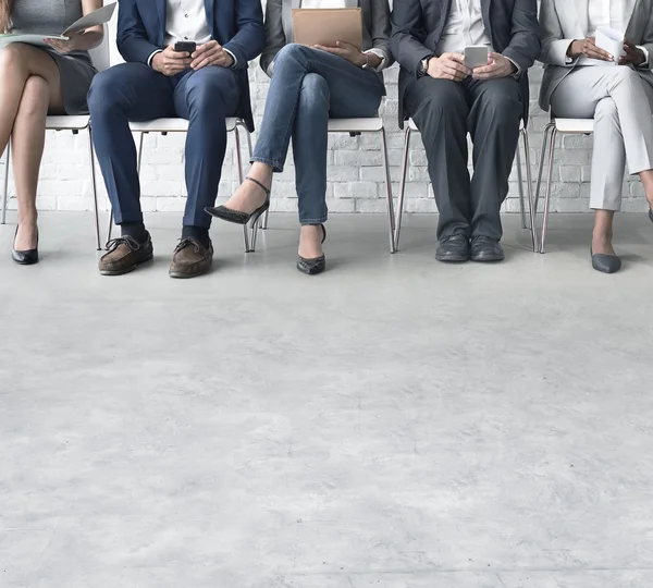 Gruppe von Leuten, die etwas Brainstorming betreiben, diskutieren und planen — Stockfoto