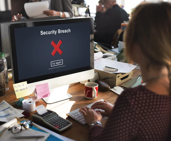 Geschäftsfrau mit Sicherheitslücke am Monitor — Stockfoto