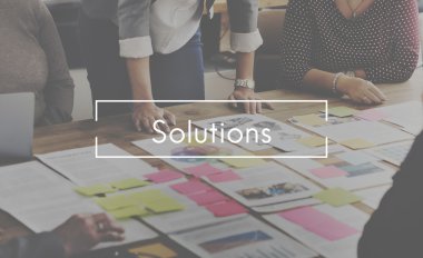 çözümleri tartışan iş adamları