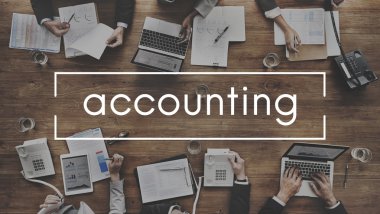 bir grup insan toplantı üzerinde beyin fırtınası