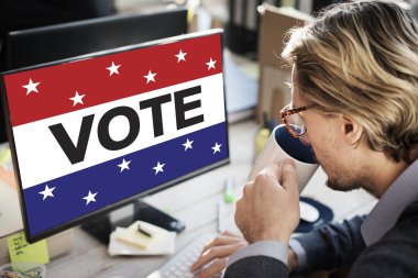 Oy ile bilgisayarda çalışan iş adamı