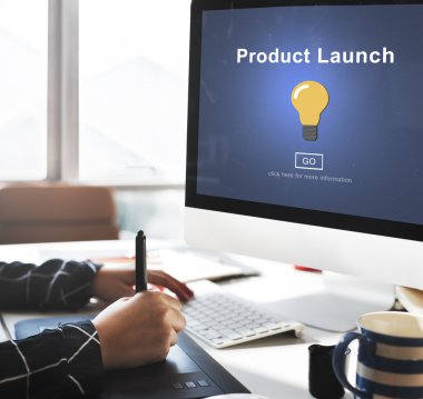 Ürün lansmanı ile bilgisayar kullanan adam