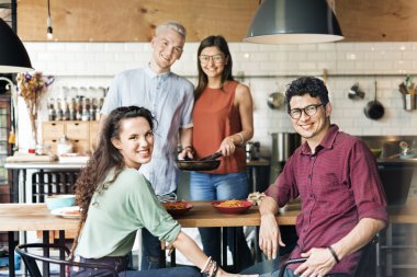 Arkadaşlar birlikte mutfakta