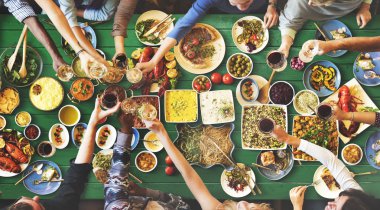 arkadaşlar büyük tablo için yemek