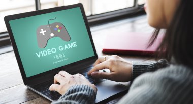 Asyalı kadın ile laptop