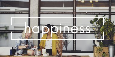 kafe ve mutluluk yakınında oturan kadın