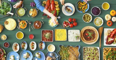 arkadaşlar büyük tablo için yemek