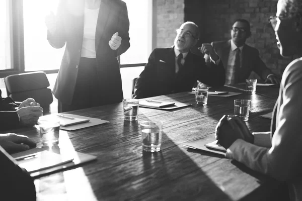 Mensen uit het bedrijfsleven bespreken — Stockfoto