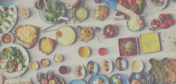 Amigos comiendo para la mesa grande — Foto de Stock