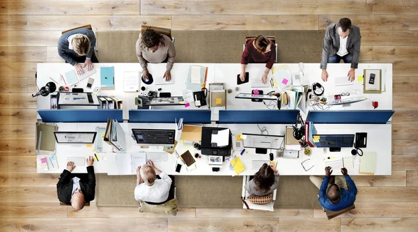 Geschäftsleute arbeiten an Computern — Stockfoto