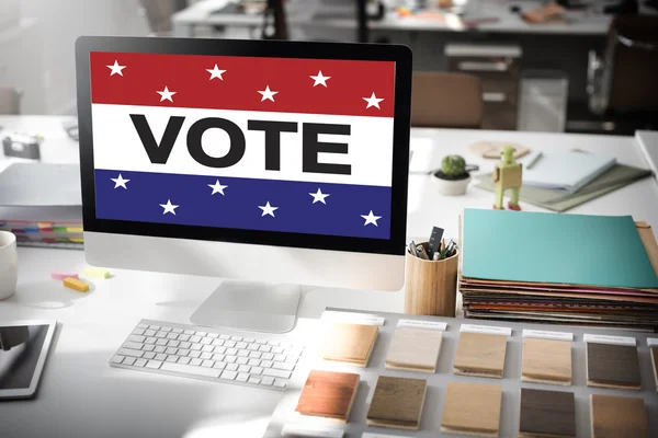 Siyaset monitör bilgisayarda 