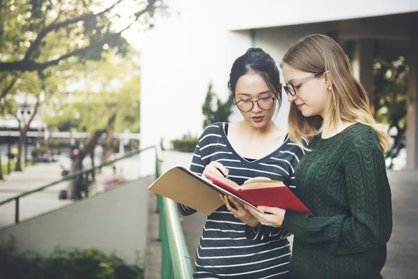 Filles dans College Campus — Photo