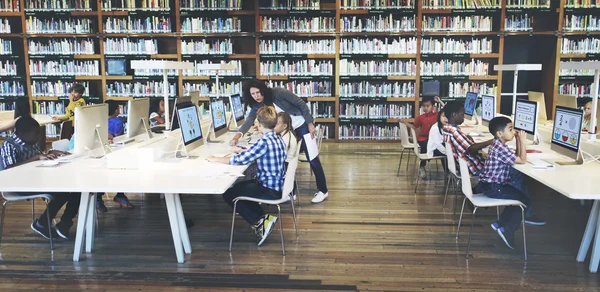 Compagni di classe che hanno lezione con insegnante — Foto Stock