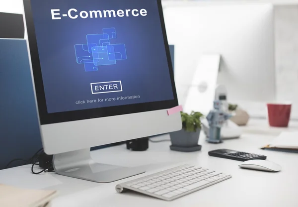 E-Commerce no computador monitor — Fotografia de Stock