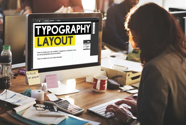Бізнес-леді з компонуванням типографіки на моніторі — стокове фото