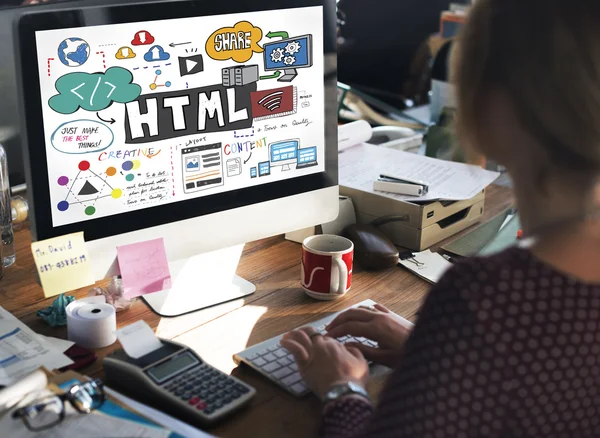 Pengusaha wanita dengan kode html di monitor — Stok Foto