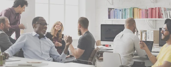 Les gens d'affaires travaillant dans le bureau — Photo