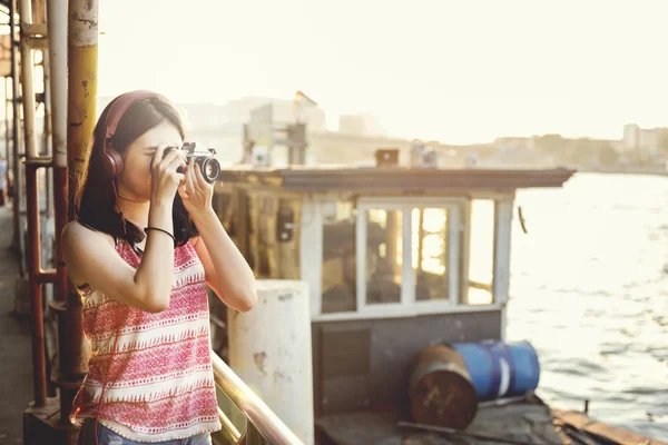 Chica fotógrafa viajando — Foto de Stock
